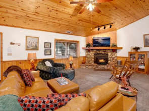 2242 - Happy Hour Inn 3 Bedroom Home by Redawning