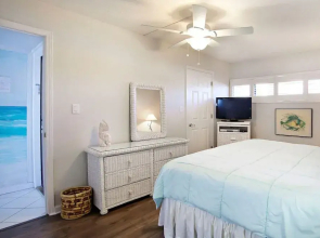 Gulf Shore Condo #203 - 1 Br condo by RedAwning