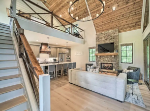 7 Mi to Ski Sapphire Valley: Resort-style Retreat