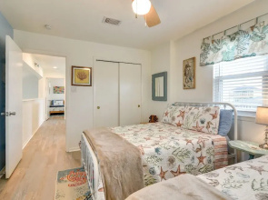 Pet-friendly Condo w/ Seasonal Pool in Galveston!