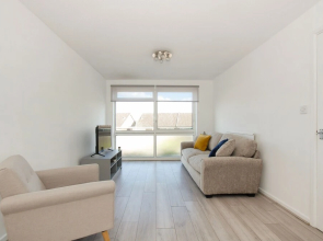 Entire 3 Bed House - Affordable Group Accommodation - Free Parking & Wifi