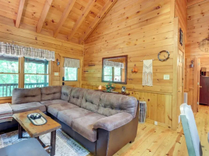 Ellijay Cabin w/ Deck and Hot Tub!