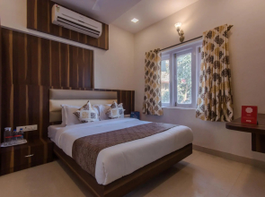 OYO 10217 Hotel Golden Palms