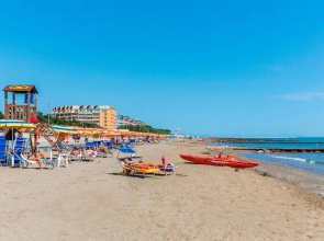 Studio With Large Terrace in Excellent Location Next to the Beach
