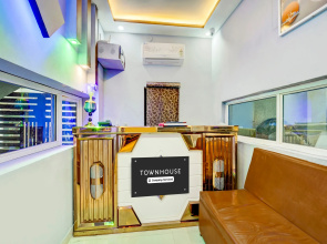 Super Townhouse Anisabad Near Mahavir Sansthan