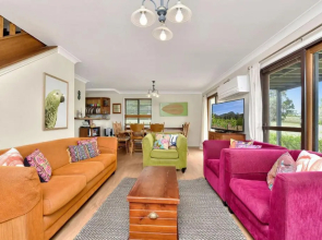 Silver Springs Estate 4br house + 6br house with Wifi, Pool. Fireplace, Views, Olives and Space