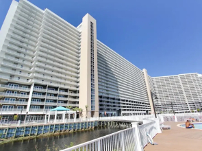 Laketown Wharf Resort by Book That Condo