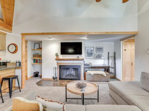 Ski Shuttle & Mountain Views: Keystone Resort Home