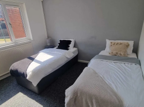 Doncaster-house-sleeps8-parking-garden