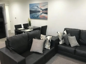 One Bed Apartment Gem Steps to City