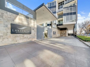 Canberra Lakefront 2-bed With Pool,