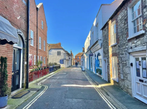 Charming 2-bed Family Cottage Your West Bay Retreat
