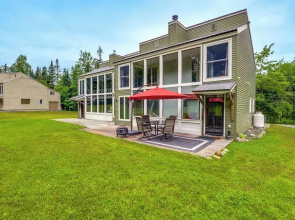 West Dover Townhome: Hot Tub, 2 Mi to Mount Snow!