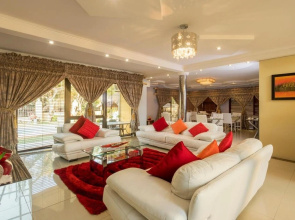 Room in Guest Room - Ezulwini Guest House - Queen Room With Balcony, Pool View & Jacuzzi in Balito