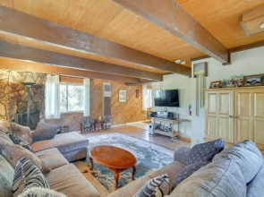 Quaint Big Bear Home w/ Hot Tub: 4 Mi to Skiing!