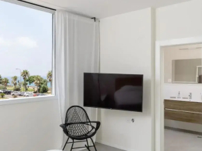 Stylish & Spacious 3 bedroom apartment by the Sea