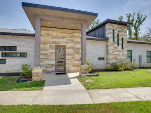 Luxe Waterfront Home in Malakoff w/ Pool + Hot Tub