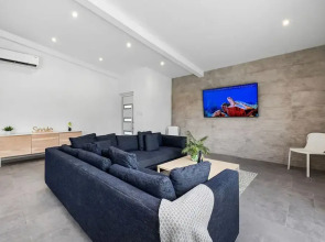 4BR 3BA Newly Built w Private Pool 5 min 2 Beach
