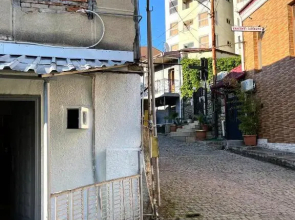 Уютный домик на берегу Риони в центре города