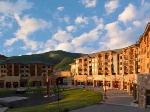 Fully Equipped in the Heart of Canyons Village by RedAwning