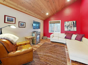 Remodeled Retreat w/ Spa & Pool, Near Eagle Lodge condo