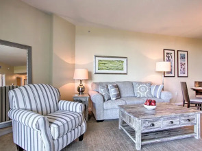 Destin Resort W/ Pool Deck & Beach Shuttle! 2 Bedroom Condo