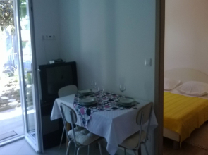 Apartment Tom - 500 m from sea: A1 Omis, Riviera Omis