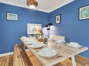 Seabright Townhouse- Super Stylish House- Parking for one Car- Sleeps up to 12