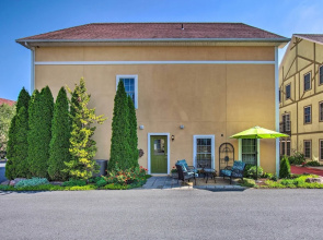Unique Townhouse in Bavarian-style Neighborhood!
