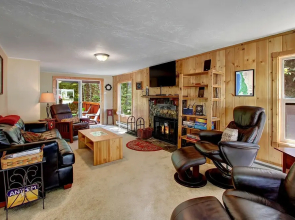 Peaceful Pines Cabin - Three Bedroom Home with Hot Tub