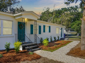 Chic Charleston Home - Half Mile to Park Circle!