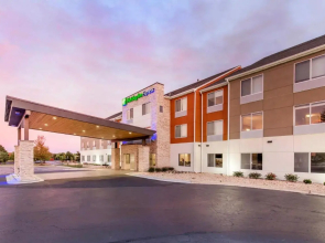 Holiday Inn Express & Suites Chicago West - St Cha