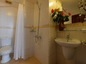 Artisan Lakeview Hotel