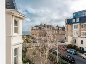 Spacious 2 bedroom flat near beach and town centre
