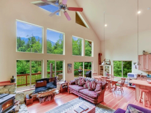Little Bear Lodge - Three Bedroom Home with Mountain View