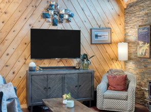 Minutes to Donner Lake Lofted A-frame-inspired Design + Deck Jeffrey Pines