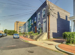 2 Mi to National Mall: Stunning Townhome w/ Patio!