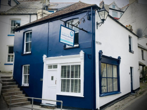 LOOE - Super Stylish and the only TWO PRIVATE APARTMENTS in this 17th CENTURY COTTAGE - A KIDS CABIN BUNK ROOM AVAILABLE - Private Connecting Door In Lobby For Larger Groups!!!