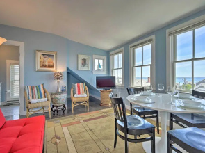 Couples Retreat! Penthouse Near Commercial Street