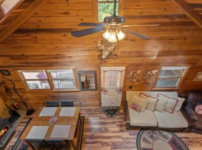 Hideaway Cabin on the Creek With Hot tub and More