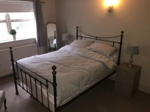 Large 2-bed House Derbyshire off Chatsworth rd