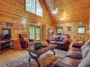 The Dreamer's Nest Sevierville Cabin w/ Hot Tub!