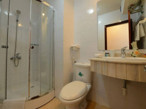 Artisan Lakeview Hotel