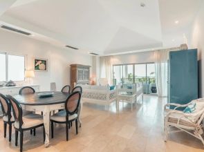 Open and Bright Beachfront Apt at Aquamarina F34