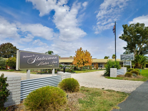 Statesman Motor Inn