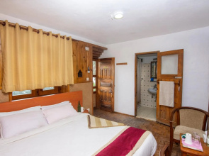 Everest Manla Resort