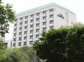 Everest Hotel