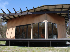 BAY OF FIRES ECO HUT off grid experience at Binalong Bay