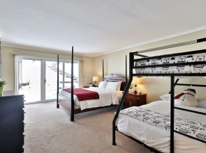The Birch Ridge: Family Room #6 - Queen/bunkbed Suite In Killington, Vermont 1 Bedroom Hotel Room