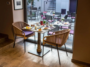 Uve Rooms & Wine Bar